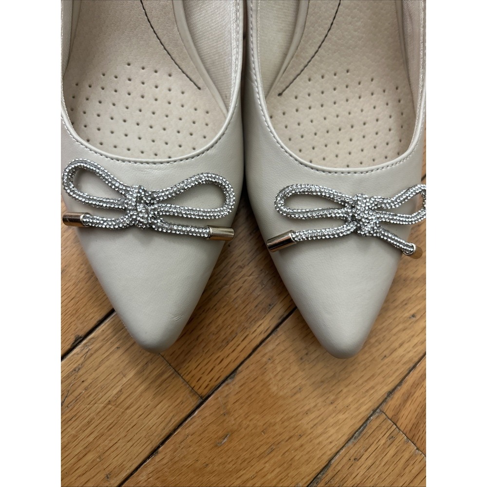 Life Stride NEW Nude 7.5M Pointy Toe Rhinestone Bow Soft System Heels Shoes Pump - Picture 5 of 6